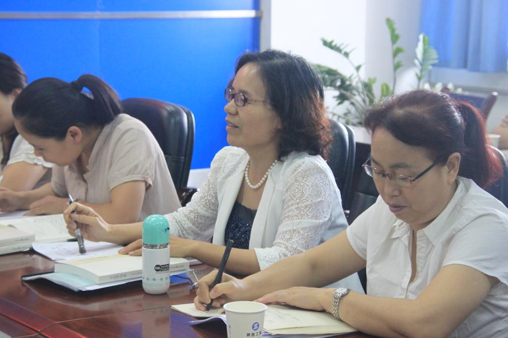 机关第二党总支第二党支部党员、院审计处处长邓丽萍发言