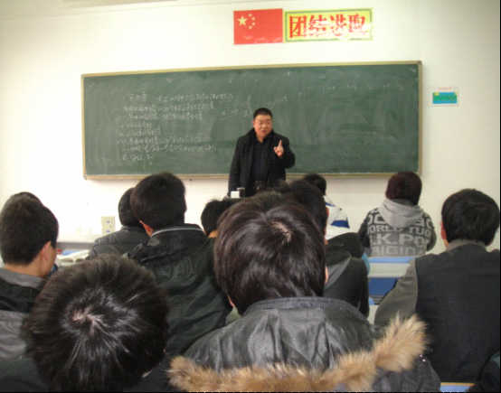 左光荣副教授给学生讲授我国的政党制度