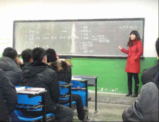 吴晓翠老师给学生讲解法的特征